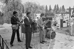 Magyarország, Budapest XI., a Budai Parkszínpad a Feneketlen-tó mellett., 1966, ETH Zürich, Budapest, gitár, mikrofon, dob, hangfal, cintányér, Fortepan #211213