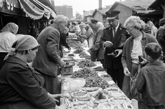 Magyarország, Budapest XI., Fehérvári úti piac. Háttérben a Bercsényi utca sarkán álló épület és az Október huszonharmadika (Schönherz Zoltán) utca házsora látszik., 1966, ETH Zürich, Budapest, Best of, Fortepan #211229