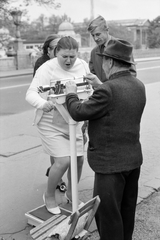 Magyarország, Városliget, Budapest XIV., a felvétel a Kós Károly sétány (Városligeti Népköztársaság útja) mellett készült, háttérben a Városligeti-tó feletti híd és a Műjégpálya épülete, jobbra a Műcsarnok., 1972, ETH Zürich, Budapest, mérleg, kisszék, Fortepan #211247