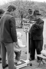 Magyarország, Városliget, Budapest XIV., a felvétel a Kós Károly sétány (Városligeti Népköztársaság útja) mellett készült, háttérben a Szépművészeti Múzeum., 1972, ETH Zürich, Budapest, Best of, mérleg, kisszék, Fortepan #211248