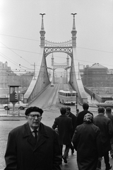 Magyarország, Budapest XI.,Budapest V.,Budapest IX., Szent Gellért tér, Szabadság híd budai hídfő. A túlparton a Fővám (Dimitrov) tér és jobbra a Marx Károly Közgazdaságtudományi Egyetem (később Corvinus Egyetem) épülete., 1972, ETH Zürich, Budapest, autóbusz, Ikarus 31/311, rendőrkalitka, Fortepan #211268