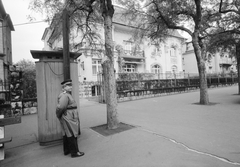 Magyarország, Budapest XIV., Stefánia (Népstadion) út. Rendőrposzt, "fakabát" őrbódé a Svájci Nagykövetség, a 107-es számú villa előtt., 1972, ETH Zürich, Budapest, rendőr, Fortepan #211296