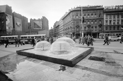 Magyarország, Budapest VIII., Blaha Lujza tér, háttérben a Rákóczi út az Akácfa utca torkolatánál., 1972, ETH Zürich, Budapest, tűzfal, szökőkút, autóbusz, Fortepan #211309