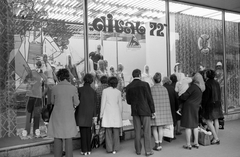 Magyarország, Budapest VIII., Blaha Lujza tér, a felvétel a Corvin Áruház kirakata előtt készült., 1972, ETH Zürich, Budapest, bámészkodás, kirakat, mentőöv, divat, Fortepan #211312