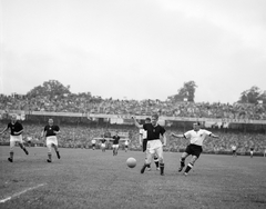 Svájc, Bern, Wankdorfstadion, NSZK - Magyarország (3:2) VB döntő mérkőzés 1954. július 4. Czibor Zoltán előtt a labda, hátrébb balra Buzánszky Jenő és Zakariás József., 1954, ETH Zürich, labdarúgás, híres ember, Fortepan #211318