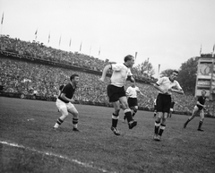 Svájc, Bern, Wankdorfstadion, NSZK - Magyarország (3:2) VB döntő mérkőzés 1954. július 4. A német kapu előtt balra Puskás Ferenc, mögötte Kocsis Sándor feje látszik és jobbra Hidekuti Nándor., 1954, ETH Zürich, labdarúgás, híres ember, Fortepan #211321