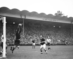 Svájc, Bern, Wankdorfstadion, NSZK - Magyarország (3:2) VB döntő mérkőzés 1954. július 4. Toni Turek német kapus véd, Puskás Ferenc figyeli közelről., 1954, ETH Zürich, labdarúgás, híres ember, kapus, Fortepan #211326