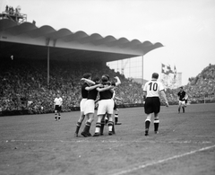 Svájc, Bern, Wankdorfstadion, NSZK - Magyarország (3:2) VB döntő mérkőzés 1954. július 4. Középen háttal Puskás Ferenc, Czibor Zoltán, Kocsis Sándor, Hidekuti Nándor., 1954, ETH Zürich, labdarúgás, híres ember, öröm, háttal, Fortepan #211338