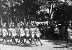 Magyarország, budai Vár, Budapest I., Tárnok utca, a fák mögött a Mátyás-templom. A felvétel Szent Jobb körmenet alkalmával készült., 1938, ETH Zürich, testőr, víbárd, Budapest, rendőr, Fortepan #211406