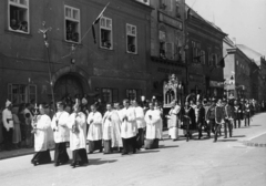 Magyarország, budai Vár, Budapest I., Úri utca, háttérbeb a 24-es számú ház. Szent Jobb körmenet., 1938, ETH Zürich, Budapest, Fortepan #211409