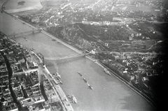 Hungary, Budapest I.,Budapest V.,Budapest XI., légifotó, középpontban a Duna, a Tabán és Gellért-hegy. Balra a Szabadság (Ferenc József) híd, középen az Erzsébet híd., 1932, ETH Zürich, aerial photo, Danube, Budapest, Fortepan #211422