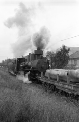 Magyarország, Borsodnádasd, az Ózd - Borsodnádasd iparvasút 30-as pályaszámú gőzmozdonya. Jobb szélen a háttrében a Rákóczi Ferenc utca 26. számú háza., 1983, ETH Zürich, gőzmozdony, Fortepan #211524