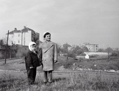 Magyarország, Budapest I., Hegyalja út, balra a háttérben a Czakó utca., 1946, Szabó Krisztina, Budapest, sapka, gyerekek, kabát, kisfiú, Fortepan #211553