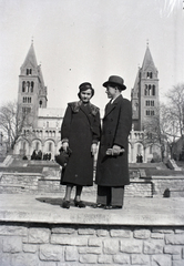 Hungary, Pécs, Szent István (Scitovszky) tér, Szent Péter- és Szent Pál-székesegyház., 1937, Szabó Krisztina, man and woman, Fortepan #211563