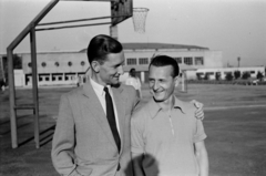 Magyarország, Budapest XIV., Istvánmezei út 3-5., háttérben a Nemzeti Sportcsarnok (később Gerevich Aladár Nemzeti Sportcsarnok)., 1957, Szalai Veronika, Budapest, mosoly, férfiak, kosárlabda palánk, Fortepan #211565