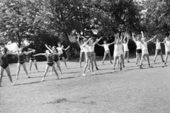 Magyarország, Budapest XI., az Érdi úti Általános Iskola (később Farkasréti Általános Iskola) udvara., 1960, Szathmáry Géza dr., Budapest, tornaruha, Fortepan #211733