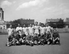 Magyarország, Budapest XIV., futballpálya, háttérben a Róna utca házsora, balra a 197-199. szám alatt a zuglói református templom., 1960, Szlávy Adrienne, Budapest, sport, csapat, templom, labdarúgás, Fortepan #211805