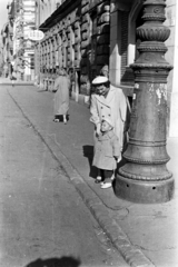 Magyarország, Budapest VII., Rózsák tere, a görögkatolikus templomtól a Rózsa (Rózsa Ferenc) utca - Dohány utca sarok felé nézve., 1958, Szolnoki Béla, Budapest, kisfiú, napozás, zárt szemek, dupla soros kabát, Fortepan #211818