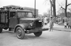 Magyarország, Városliget, Budapest XIV., Kós Károly sétány (Városligeti Népköztársaság útja), háttérben a Szépművészeti Múzeum., 1959, Szolnoki Béla, Budapest, járókelő, katonaság, teherautó, Fortepan #211842