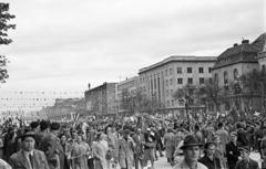 Magyarország, Budapest XIV.,Budapest VI., Ötvenhatosok tere (Felvonulási tér), május 1-i felvonulás. Háttérben a Dózsa György úton a MÉMOSZ (Magyarországi Építőipari Munkások Országos Szövetsége) székháza, és a SZOT székház., 1959, Szolnoki Béla, május 1, Budapest, Fortepan #211847