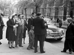 Magyarország, Budapest VII., Rózsák tere, a felvétel a görögkatolikus templom előtt készült, jobbra az Árpád-házi Szent Erzsébet-templom., 1959, Szolnoki Béla, Budapest, ünneplő ruha, virágcsokor, Fortepan #211848