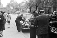 Magyarország, Budapest VII., Rózsák tere, a felvétel a görögkatolikus templom előtt készült, jobbra az Árpád-házi Szent Erzsébet-templom., 1959, Szolnoki Béla, Budapest, kisfiú, autón ülni, Fortepan #211849