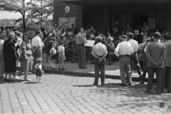 Magyarország, Budapest XIII., Béke tér, a felvétel a Kerületi Tanács (később Önkormányzat) épületének főbejárata előtt készült., 1959, Szolnoki Béla, Budapest, fúvószenekar, Fortepan #211857