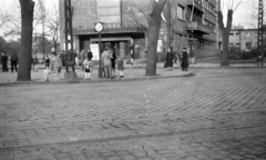 Hungary, Budapest XIII., Béke tér, szemben a Kerületi Tanács (később Önkormányzat) épülete., 1961, Szolnoki Béla, Budapest, rails, public clock, Fortepan #211875