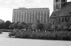 Germany, Berlin, Kelet-Berlin, Park am Fernsehturm, a Szűz Mária-templom mögött a Spandauer Strasse - Karl Liebknecht Strasse sarkán álló épület látszik.., 1980, Szolnoki Béla, GDR, East-Berlin, Fortepan #211890