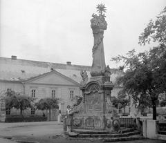 Magyarország, Kalocsa, Szentháromság tér., 1962, Gyöngyi, szobor, szentháromság szobor, Fortepan #21191