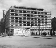 Magyarország, Budapest V., Vigadó (Molotov) tér, szemben az Apáczai Csere János utcánál az épülő ÁMTI (később UVATERV-MÉLYÉPTERV) székház., 1951, UVATERV, Budapest, modern építészet, állvány, építkezés, Fortepan #211912