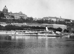 Magyarország, Budapest I., a Jupiter lapátkerekes gőzhajó a Dunán, háttérben a Lánchíd utca házai és a Királyi Palota (később Budavári Palota)., 1931, Zádori Ferenc, gőzhajó, Duna, Jupiter/Franz Joseph I. hajó, Budapest, Fortepan #211961