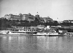 Magyarország, Budapest I., a Helios lapátkerekes gőzhajó a Dunán, háttérben a Lánchíd utca házai és a Királyi Palota (később Budavári Palota)., 1931, Zádori Ferenc, vár, gőzhajó, Duna, Budapest, Helios/Kavkas/Don-hajó, Fortepan #211963