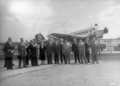 Németország, Berlin, Tempelhof repülőtér., 1938, Fortepan/Album002, közlekedés, német gyártmány, csoportkép, repülőgép, horogkereszt, Lufthansa légitársaság, Junkers-márka, repülőtér, Junkers Ju 52, Fortepan #21197