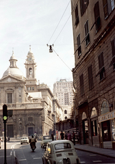 Olaszország, Genova, Piazza Giacomo Matteotti, előtérben balra a jezsuita templom (Chiesa del Gesú), jobbra a háttérben a Piacentini-torony., 1960, Zákány Miklós, színes, Fortepan #211983