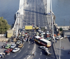 Magyarország, Budapest I., Erzsébet híd budai hídfője a Gellérthegyről nézve. A felvétel a taxisblokád idején, 1990. október 26-án készült., 1990, Záray Péter, tüntetés, Budapest, Fortepan #211987