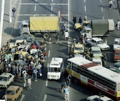 Magyarország, Budapest I., Erzsébet híd budai hídfője a Gellérthegyről nézve. A felvétel a taxisblokád idején, 1990. október 26-án készült., 1990, Záray Péter, tüntetés, Budapest, Ikarus-márka, IFA-márka, mentőautó, Zuk-márka, Fortepan #211989