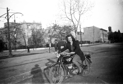 Magyarország, Budapest XIV., Erzsébet királyné útja - Hermina út sarok.Csepel 100-as motorkerékpár., 1950, Fortepan, közlekedés, jármű, motorkerékpár, magyar gyártmány, Csepel-márka, nő, Budapest, Csepel 100, Fortepan #21201