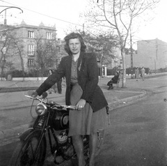 Magyarország, Budapest XIV., Erzsébet királyné útja - Hermina út sarok. Csepel 100-as motorkerékpár., 1950, Fortepan, motorkerékpár, magyar gyártmány, Csepel-márka, nő, Csepel 100, Budapest, Fortepan #21202