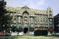 Magyarország, Budapest V., Széchenyi István (Roosevelt) tér, Gresham-palota., 1988, Záray Péter, színes, Budapest, parkoló, Fortepan #212025