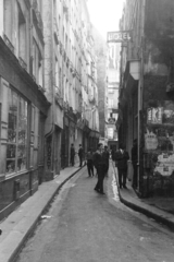 Franciaország, Párizs, Rue Xavier Privas a Rue de la Huchette felől a Rue Saint-Séverin felé vezető szakasza., 1959, Aradi Péter, Szenczi Mária, sikátor, Fortepan #212045