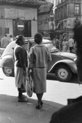 Franciaország, Párizs, a Rue de Buci a Rue de Seine kereszteződésétől a Boulevard Saint-Germain felé nézve., 1959, Aradi Péter, Szenczi Mária, Citroen 2CV, konty, Fortepan #212049