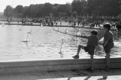 Franciaország, Párizs, Luxembourg-kert., 1959, Aradi Péter, Szenczi Mária, hajómodell, Fortepan #212055