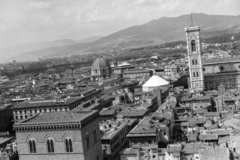 Olaszország, Firenze, kilátás a Palazzo Vecchio tornyából, középen a San Lorenzo templom épületegyüttese, jobbra a Dóm főhajója előtt a Campanile., 1965, Aradi Péter, Szenczi Mária, háztető, madártávlat, kupola, torony, saroktorony, Fortepan #212088