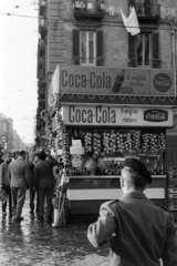 Olaszország, Nápoly, Corso Giuseppe Garibaldi a Piazza Giuseppe Garibaldi felé nézve., 1965, Aradi Péter, Szenczi Mária, Coca-Cola, teregetés, büfé, citrom, brit katona, Fortepan #212091