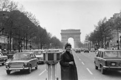 Franciaország, Párizs, Avenue de Champs Elysées, a háttérben a Diadalív., 1967, Aradi Péter, Szenczi Mária, Fortepan #212098