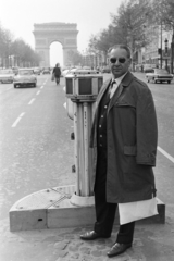 Franciaország, Párizs, Avenue de Champs Elysées, a háttérben a Diadalív., 1967, Aradi Péter, Szenczi Mária, Fortepan #212099