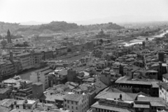 Olaszország, Firenze, kilátás a Palazzo Vecchio tornyából. A képen átlósan az Arno folyó, a középtől kicsit jobbra fel a San Frediano-templom., 1965, Aradi Péter, Szenczi Mária, madártávlat, háztető, Fortepan #212105