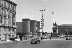 Olaszország, Nápoly, Piazza del Municipio, balra az Új Vár (Castel Nuovo) vagy ismertebb nevén Anjou-erőd (Maschio Angioino), jobbra a II. Viktor Emánuel emlékmű., 1965, Aradi Péter, Szenczi Mária, lovas szobor, Fiat 500, Fortepan #212126