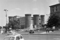 Olaszország, Nápoly, Piazza del Municipio, balra az Új Vár (Castel Nuovo) vagy ismertebb nevén Anjou-erőd (Maschio Angioino)., 1965, Aradi Péter, Szenczi Mária, vár, szökőkút, Fortepan #212128